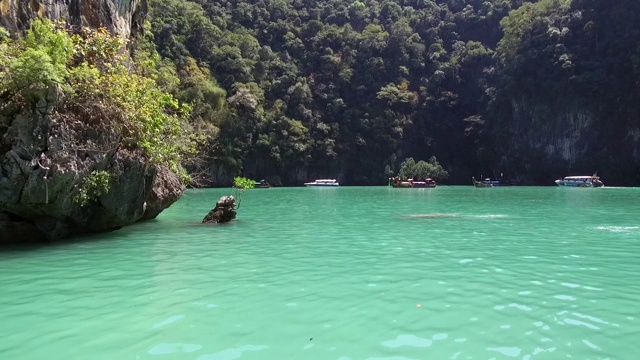 在安达曼海的科康泻湖上巡游视频素材