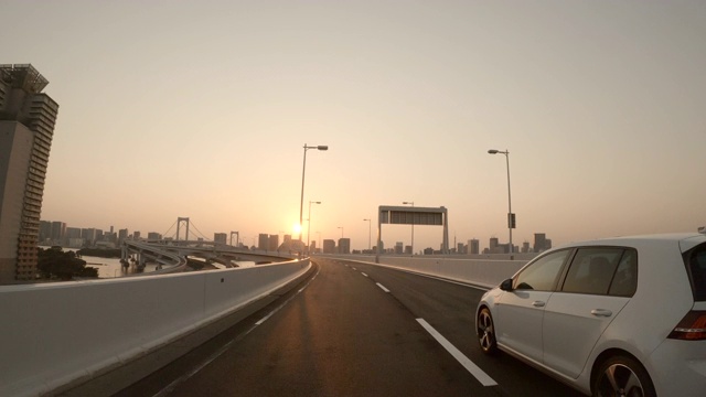 公路上开车/日落/彩虹桥/慢镜头视频素材