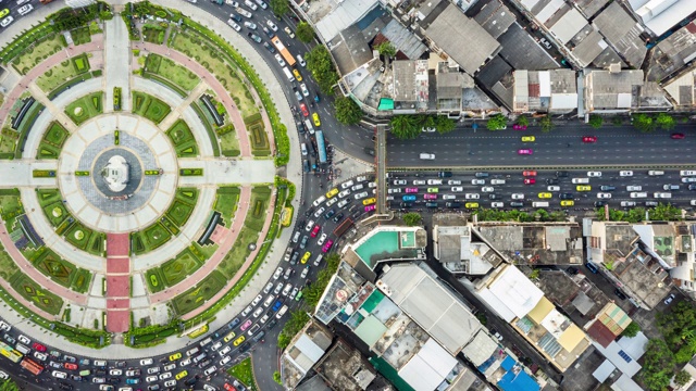 时间流逝鸟瞰图和俯视图的交通在曼谷的城市街道，泰国。视频素材