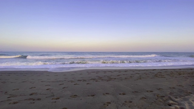 海滩日落时的海浪视频素材