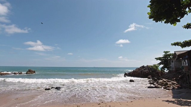 2019冠状病毒肺炎一级防范禁闭期间，海浪冲击热带海滩视频素材