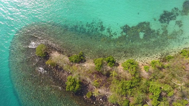 岛上的热带海岸海洋，鸟瞰图视频素材