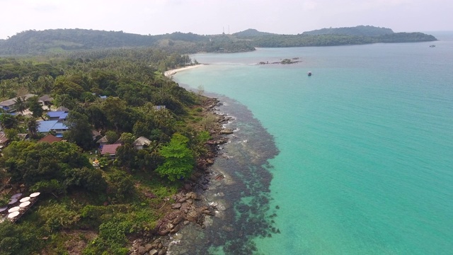 岛上的热带海岸海洋，鸟瞰图视频素材