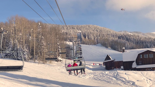 椅子滑雪升降机的观点，在Telluride美国视频素材