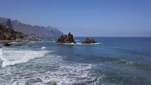 遥远的贝尼霍海滩(Playa de Benijo)航拍全景图，特内里费，加那利群岛，西班牙。视频素材