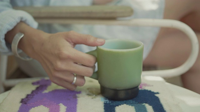 女孩喝咖啡或茶，享受坐在家里。早上第一件事就是去做。视频素材