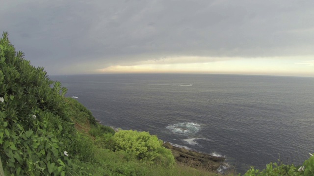 乌云密布的海岸视频素材