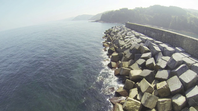 带防浪器的海岸视频素材