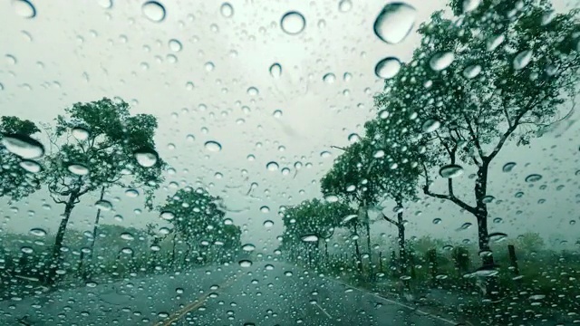 透过车窗看路带雨滴，在雨中行驶视频素材