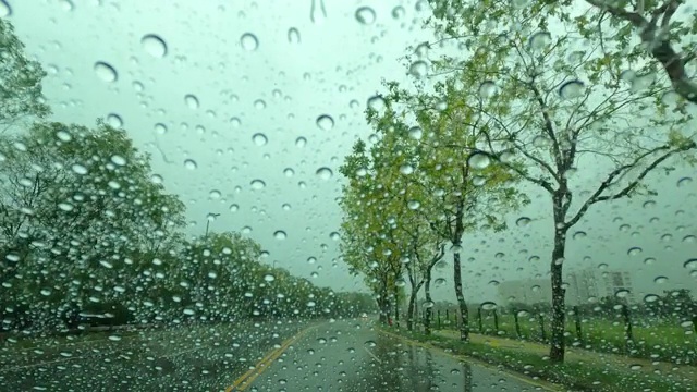 透过车窗看路带雨滴，在雨中行驶视频素材