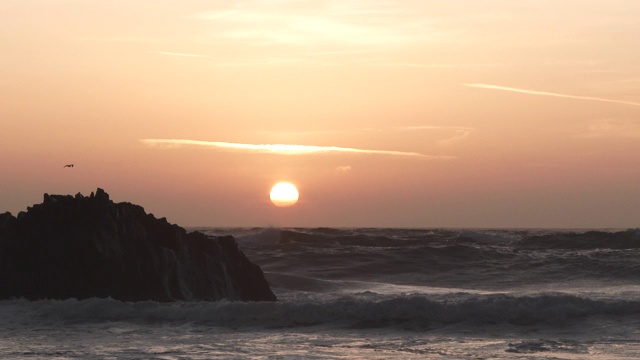 日落地平线风暴海浪撞击海岸视频素材