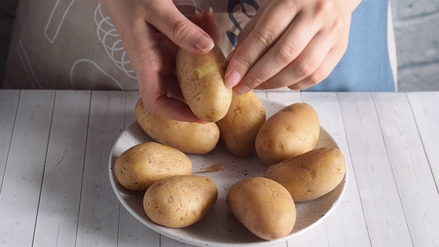 用手煮煮熟的土豆去皮。烹饪煮土豆视频素材