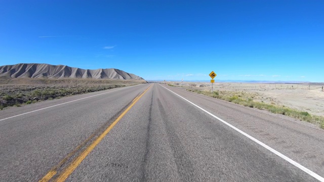 在空旷的公路上驾驶视频素材