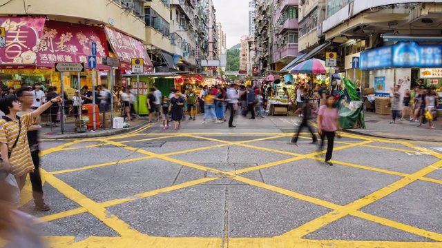 拥挤行人的时间流逝游客在市场散步和购物视频素材