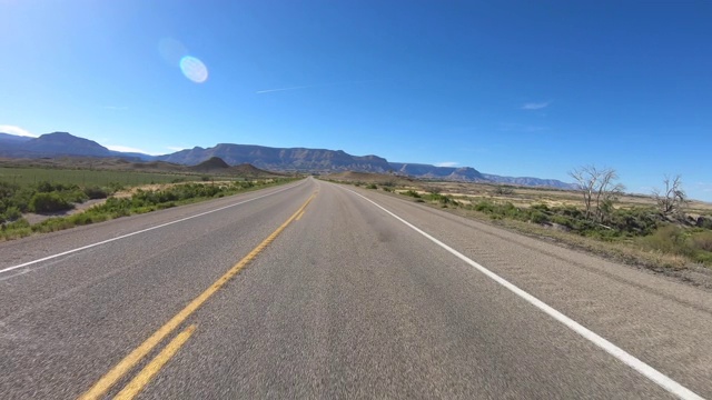 在空旷的公路上驾驶视频素材