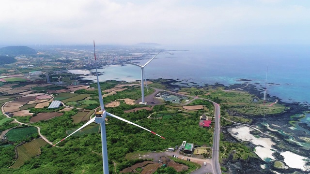 韩国济州岛济州岛金宁城Seonsegi海滩/ Gujwa-eup风力涡轮机视频素材