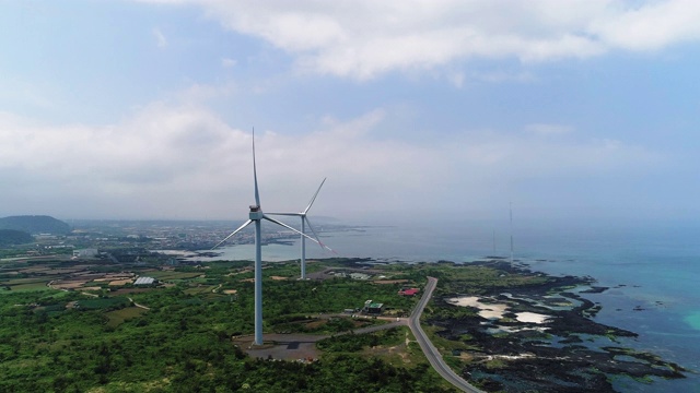 韩国济州岛济州岛金宁城Seonsegi海滩/ Gujwa-eup风力涡轮机视频素材