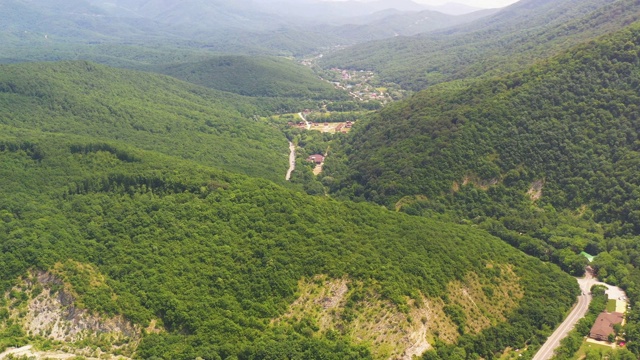 从工业生涯飞上青山，飞上高速公路视频素材