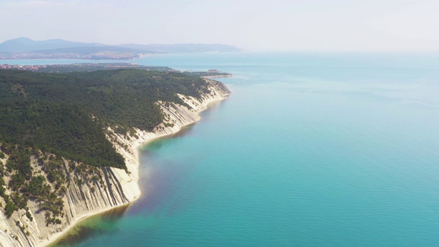 沿着悬崖和野生海滩飞过黑海上空。鸟瞰图视频素材