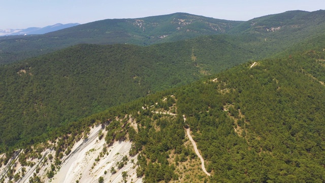 飞越黑海，飞向绿山。鸟瞰图视频素材