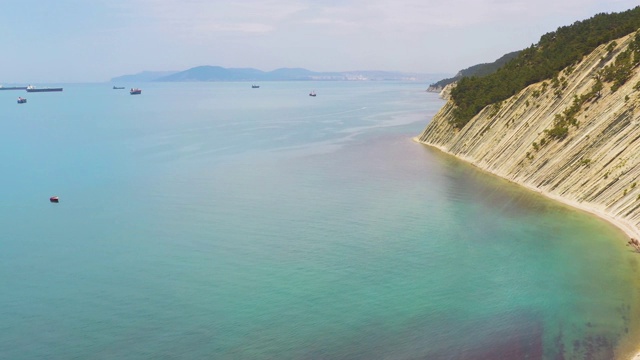 沿着悬崖和野生海滩飞向黑海上的干货船视频素材