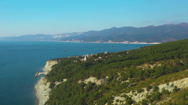 飞越黑海沿悬崖和野生海滩朝向灯塔视频素材