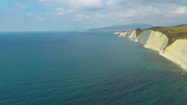 沿着悬崖和野生海滩飞过黑海上空。鸟瞰图视频素材