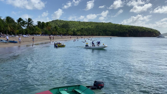 在盐水湾海滩，梅罗，圣文森特和格林纳丁斯，西印度群岛，加勒比，中美洲的水上运动视频素材