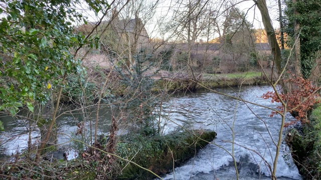 英国，英国，欧洲，德比郡，罗斯利，Peak District, Rowsley，冬季，考德韦尔斯磨坊，分流的威伊河，二级水电磨坊视频素材