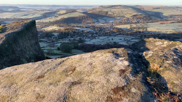 Curbar village，从Curbar Edge，低冬天的太阳，Peak District National Park, Derbyshire, England, United Kingdom，欧洲的Curbar village, frosty Derwent Valley视频素材