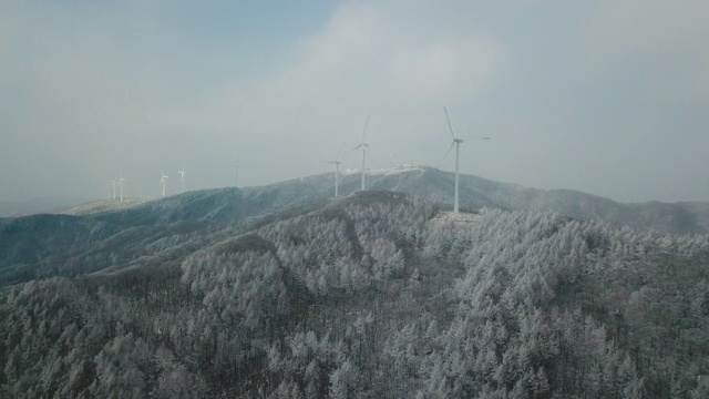 韩国江原道洪城郡，大矶山冬季的风力涡轮机视频素材