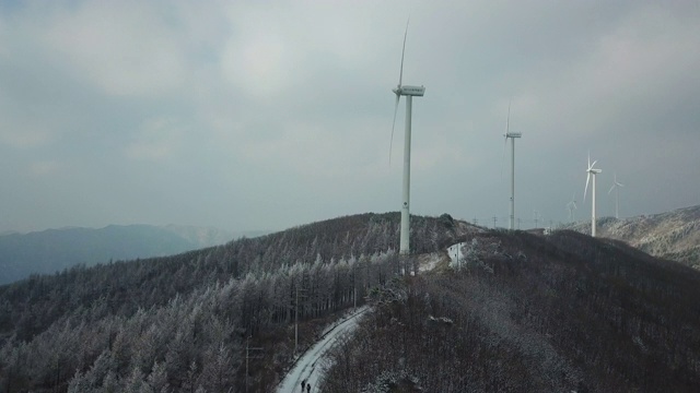 韩国江原道洪城郡，大矶山冬季的风力涡轮机视频素材