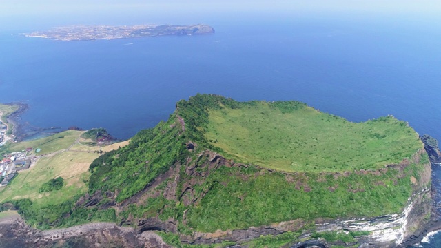 韩国济州岛Seongsan Ilchulbong Tuff Cone and Udo Island / Seongsan-eup, Seogwipo-si, Seongsan-eup, Jeju-do视频素材