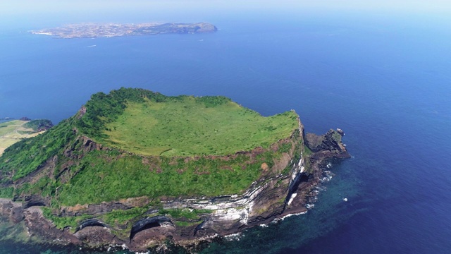 韩国济州岛Seongsan Ilchulbong Tuff Cone and Udo Island / Seongsan-eup, Seogwipo-si, Seongsan-eup, Jeju-do视频素材