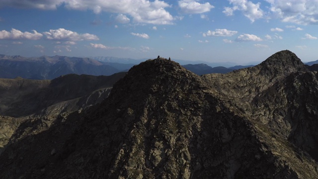 飞过落基山脉的顶峰。比利牛斯山脉,安道尔,2020视频素材