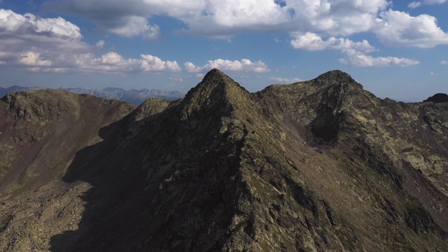 无人机变焦拍摄的落基山顶峰。比利牛斯山脉,安道尔,2020视频素材