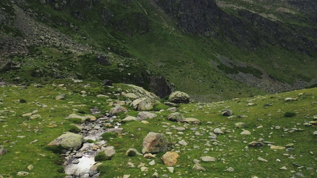 在绿色平原的岩石山涧。比利牛斯山脉,安道尔,2020视频素材