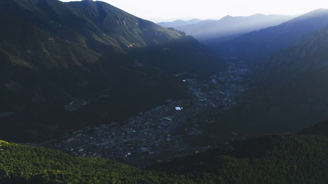 日落前，无人机在山谷中拍摄的安道尔拉维拉城。比利牛斯山脉,安道尔,2020视频素材