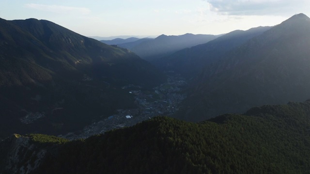 飞越青山。安道尔维拉城位于山谷中。比利牛斯山脉,安道尔,2020视频素材