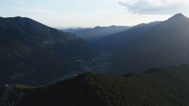 山脉在山谷中笼罩着这座城市。安道尔拉维拉拉。比利牛斯山脉,安道尔,2020视频素材