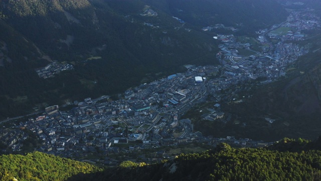 飞过安道尔维拉山谷。城市在山的阴影。比利牛斯山脉,安道尔,2020视频素材