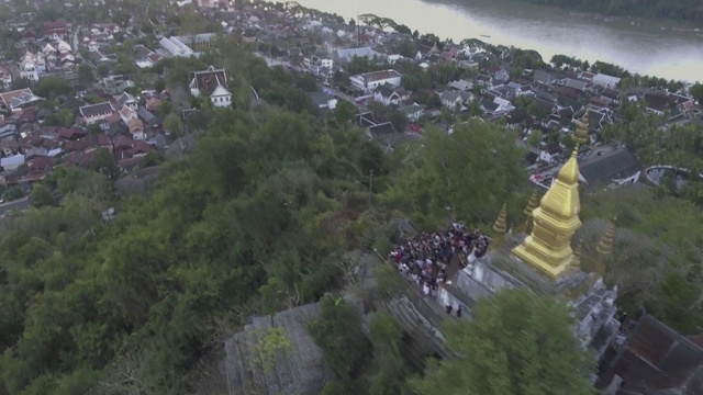 老挝琅勃拉邦古都神庙的无人机航拍画面视频素材