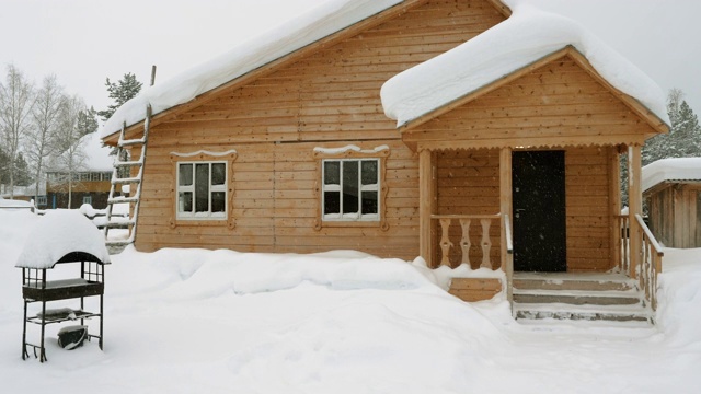 冬天的风景。位于西伯利亚的俄罗斯村庄，木屋被雪覆盖。俄罗斯视频素材