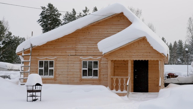 冬天的风景。位于西伯利亚的俄罗斯村庄，木屋被雪覆盖。俄罗斯视频素材