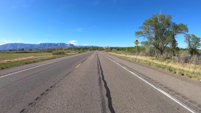 在空旷的公路上驾驶视频素材