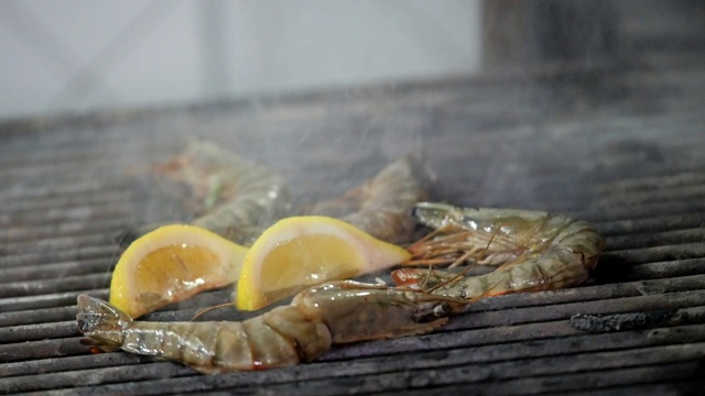 在热烤架上烹饪大虾视频素材