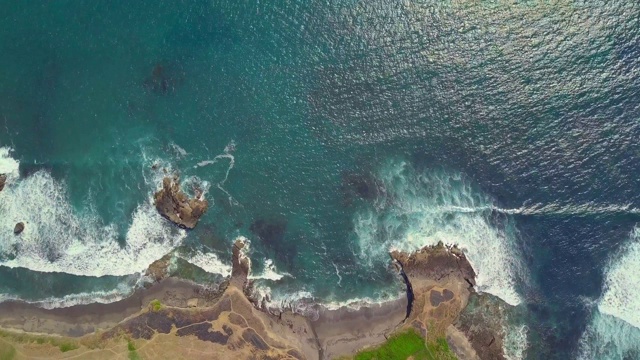 鸟瞰岩石密布的海岸，水清浪软视频素材