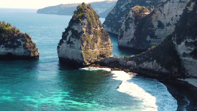 钻石海滩，巴厘岛-印度尼西亚。从上面鸟瞰海浪撞击空旷的海滩。视频下载