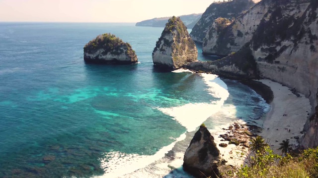 美丽的4K热带海滩空中-从上面鸟瞰海浪撞击空旷的海滩。视频素材