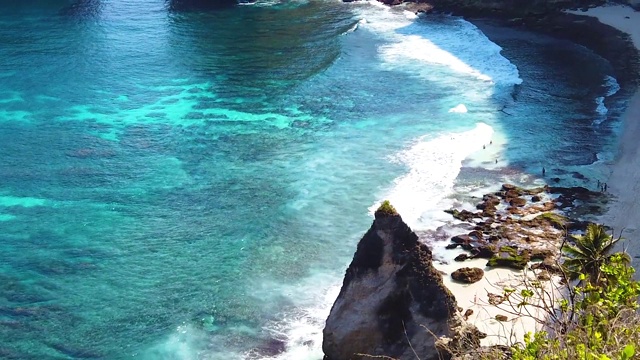 钻石海滩，巴厘岛-印度尼西亚。从上面鸟瞰海浪撞击空旷的海滩。视频下载